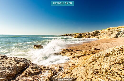 Felsstrand und Wellen in Brétignolles-sur-Mer, Ausflugsziel in der Vendée.