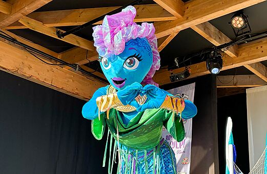 Blau-grünes Maskottchen formt Herz, Camping VAGUES OCEANES Michelière Givrand (85).