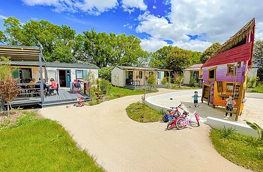 Komfortable Mobilheime, Terrassen und Kinderspiele auf dem Campingplatz VAGUES OCEANES Michelière.