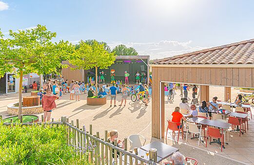 Animation spectacle et bar ext�rieur au camping VAGUES OCEANES Micheli�re � Givrand (85).