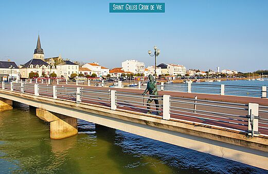 Brücke, Fischerstatue und Hafen von Saint Gilles Croix de Vie, Vendée.