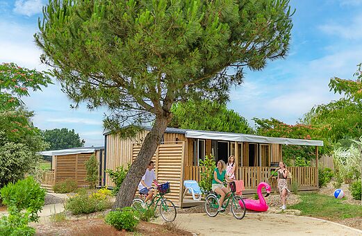 Moderne Mobilheime mit Terrasse und Fahrrädern auf Camping VAGUES OCEANES Michelière, Givrand (85).