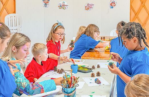 Kreativ-Workshop für Kinder auf dem Campingplatz VAGUES OCEANES Michelière in Givrand (85).