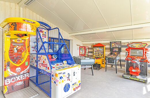 Spielzimmer mit Arcade-Automaten und Flipper im Camping VAGUES OCEANES Michelière Givrand (85).