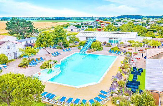 Grande piscine ext�rieure avec toboggan et chaises au camping VAGUES OCEANES Micheli�re � Givrand (85).