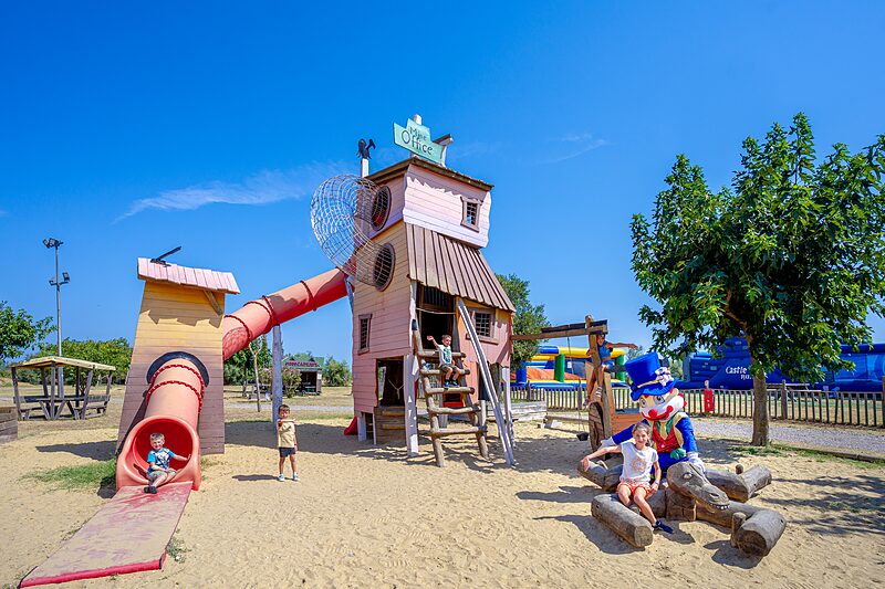 Jeu Carabouille - Aire de jeux, toboggan et mascotte au camping CAPFUN Mille P�pites � Carnon.