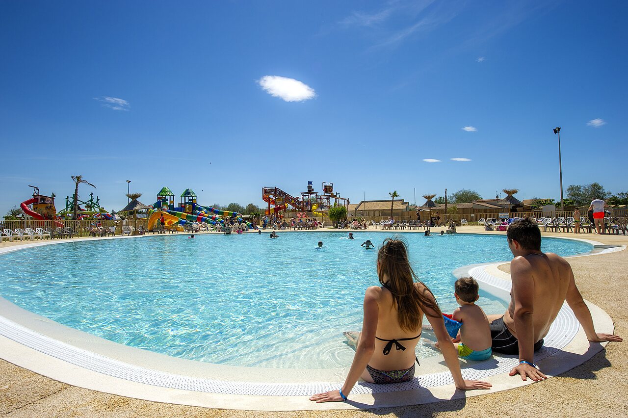 Grande piscine avec toboggans et jeux aquatiques au camping CAPFUN Mille P�pites � Carnon (34).
