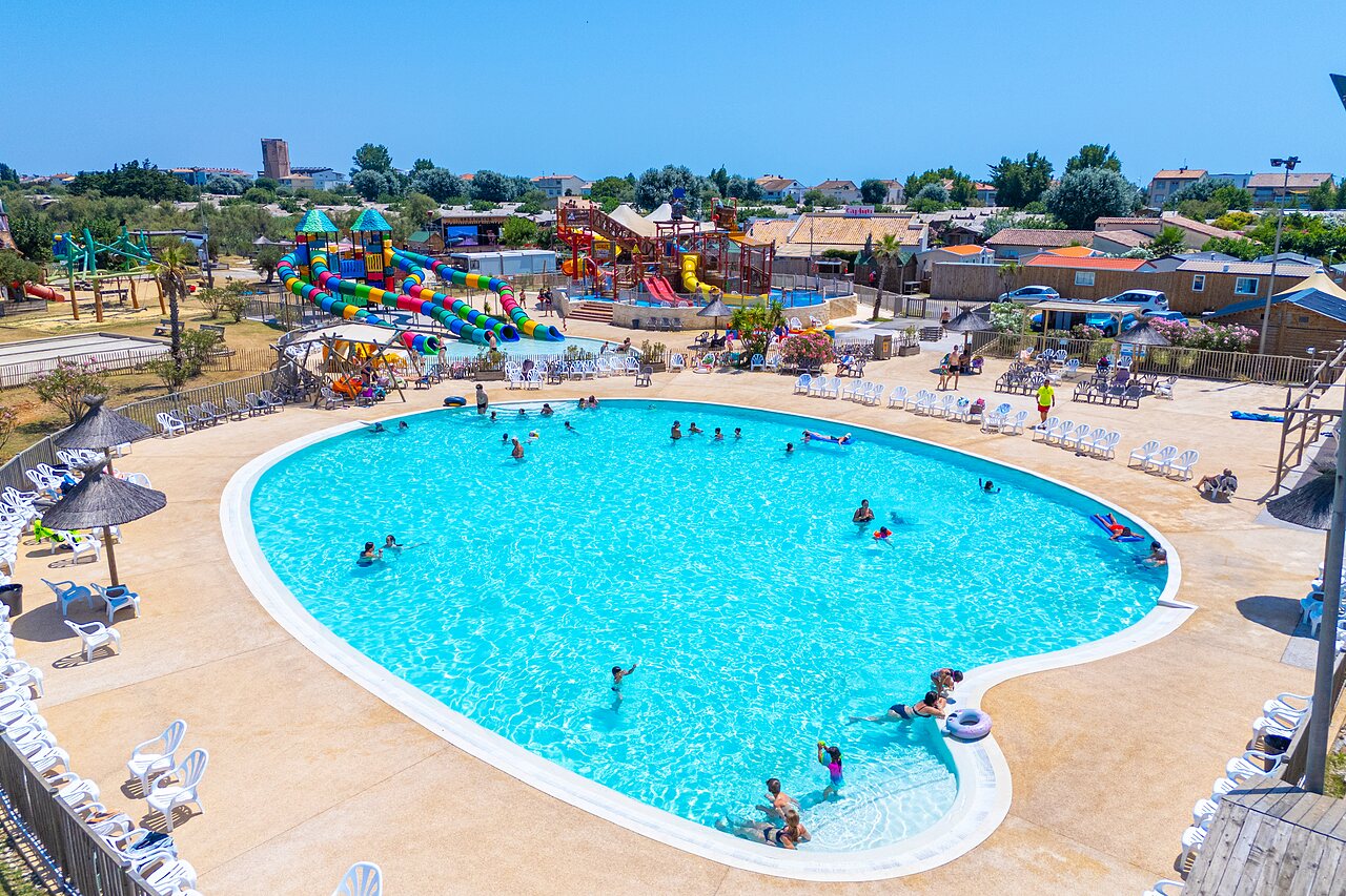 Grande piscine ext�rieure et toboggans aquatiques color�s au camping CAPFUN Mille P�pites � Carnon (34).