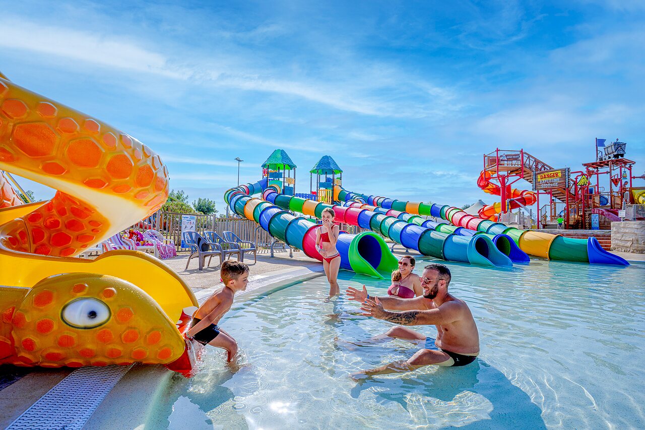 Piscine, toboggans g�ants color�s et famille au camping CAPFUN Mille P�pites � Carnon (34).
