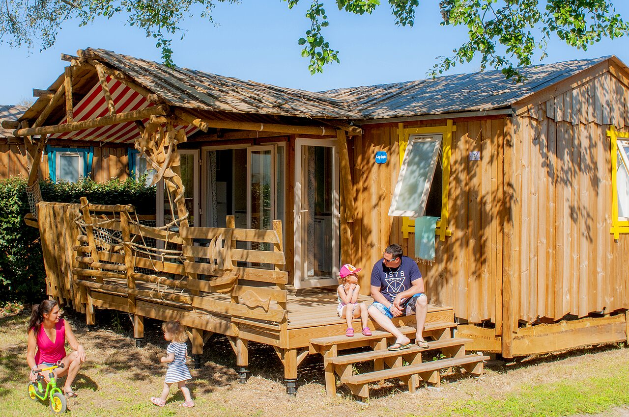 Mobil-home familial avec terrasse en bois au camping CAPFUN Mille P�pites � Carnon (34).