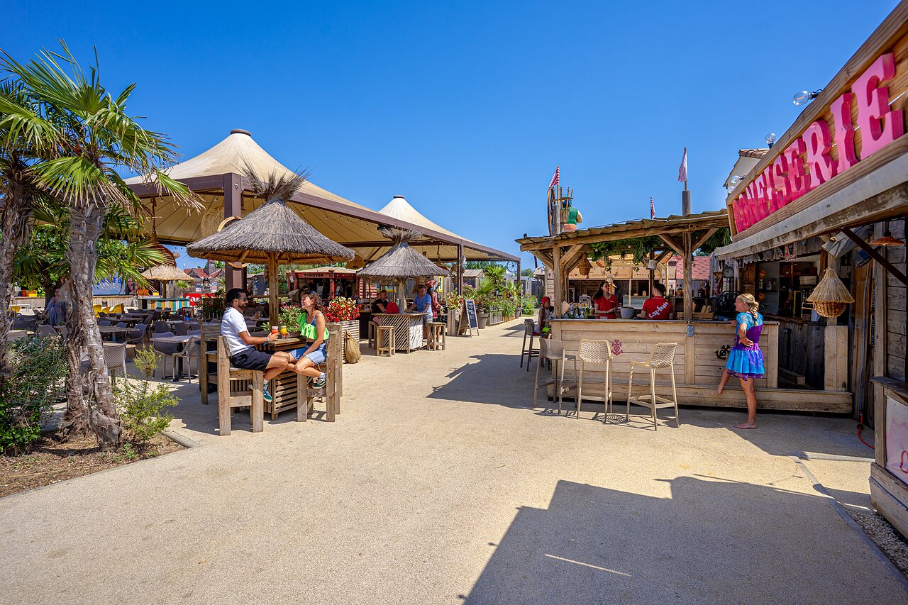 Bar et restaurant ext�rieurs avec �picerie au camping CAPFUN Mille P�pites � Carnon (34).