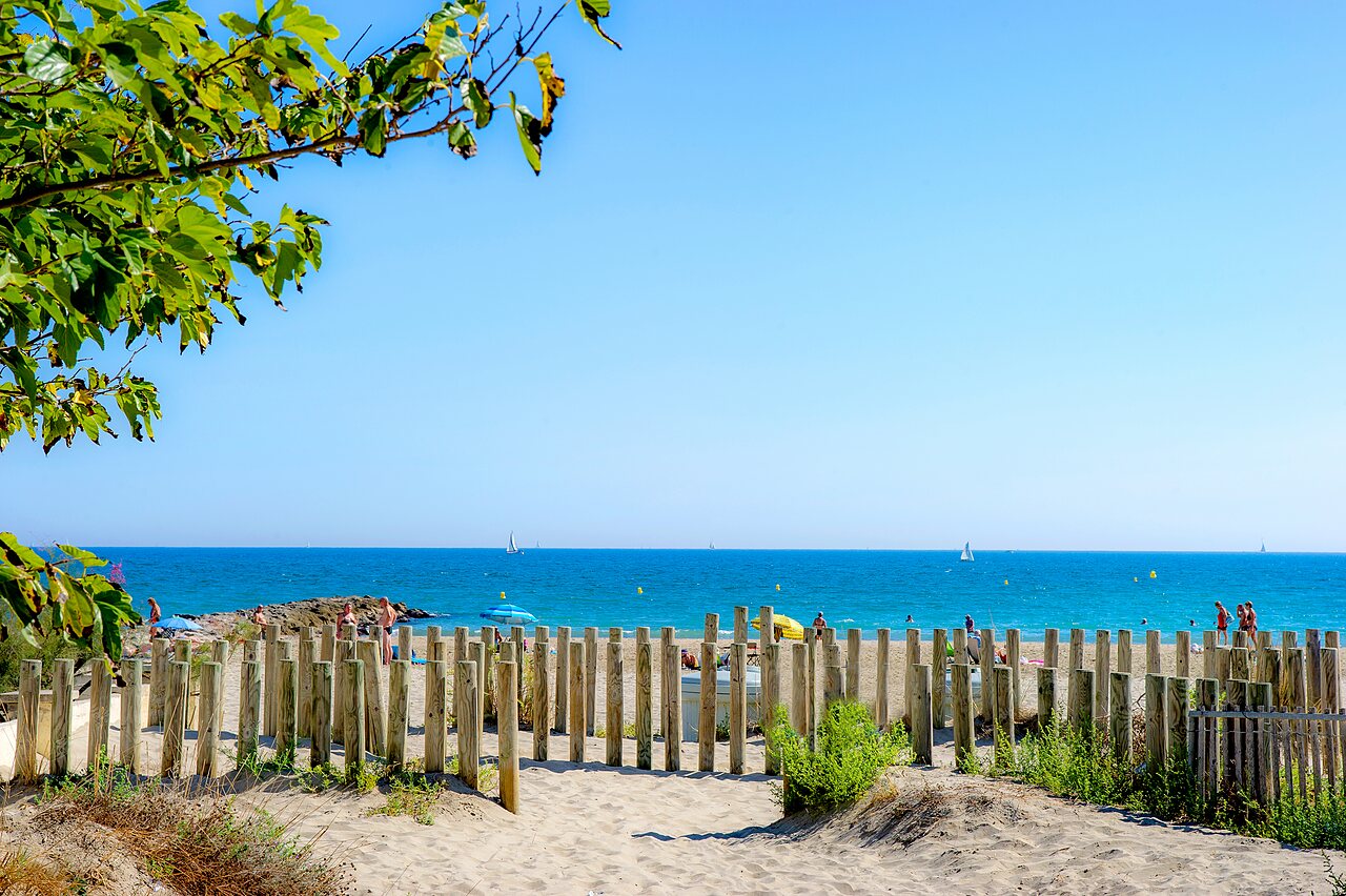 Plage de sable, mer bleue au camping CAPFUN Mille P�pites � Carnon (34).