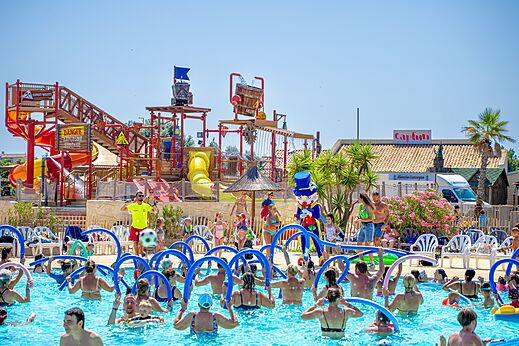 Belebtes Schwimmbad, Wasserspiele und Rutschen auf dem Campingplatz CAPFUN Mille Pépites in Carnon (34).