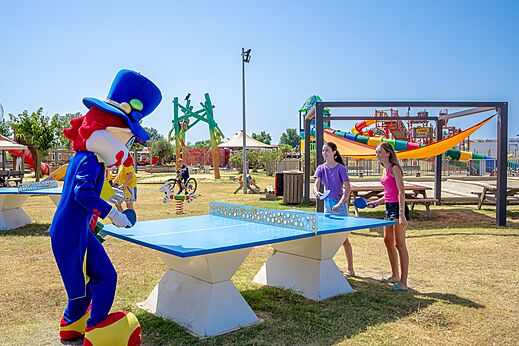 Tafeltennistafel met mascotte en kinderen op camping CAPFUN Mille Pépites in Carnon (34).