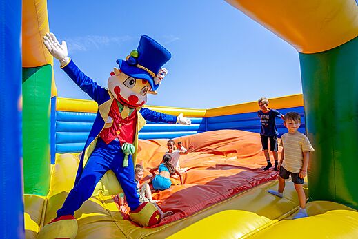 Mascotte en kinderen op springkasteel op camping CAPFUN Mille Pépites in Carnon.