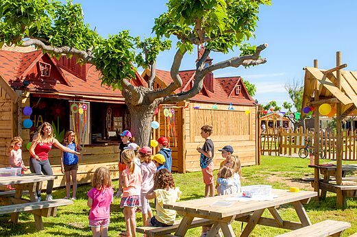 Kinderanimatie en creatieve buitenactiviteiten op camping CAPFUN Mille Pépites in Carnon.