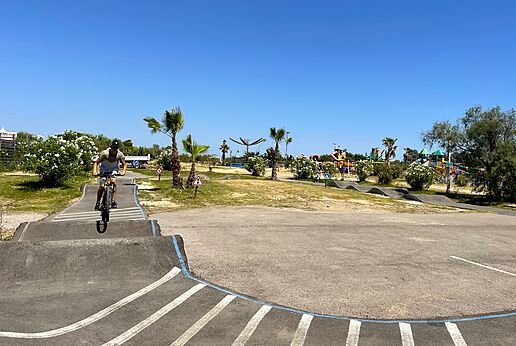 Pumptrack voor fietsen met een fietser op camping CAPFUN Mille Pépites in Carnon (34).