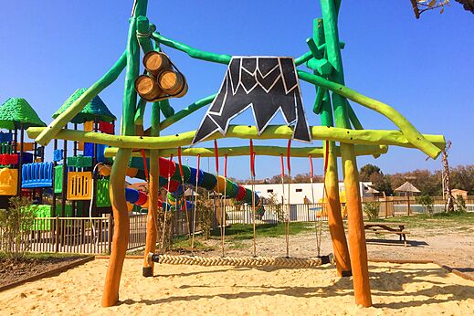Kinderspielplatz mit Schaukel und Sand auf dem Campingplatz CAPFUN Mille Pépites in Carnon.