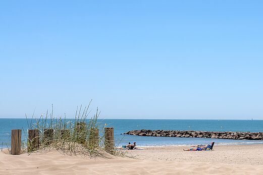 Zandstrand, zee en rotsachtige dijk op camping CAPFUN Mille Pépites in Carnon (34).