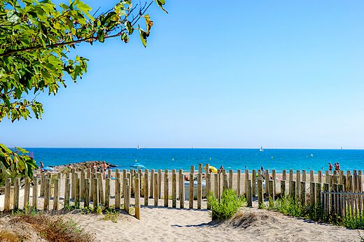Fijn zandstrand en Middellandse Zee bij camping CAPFUN Mille Pépites in Carnon (34).