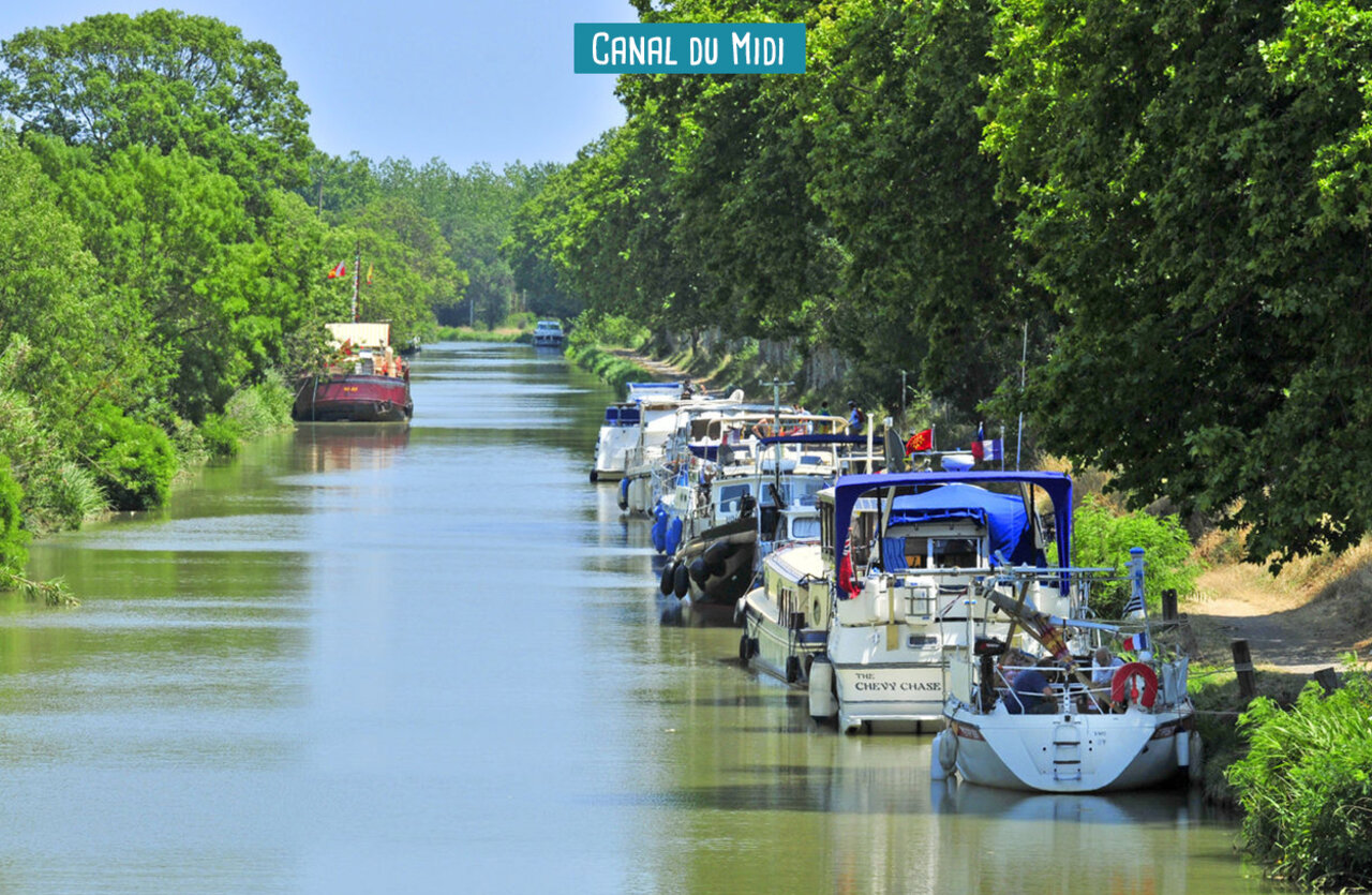 Canal du Midi avec bateaux amarr�s, lieu touristique � visiter pr�s de Portiragnes-Plage.