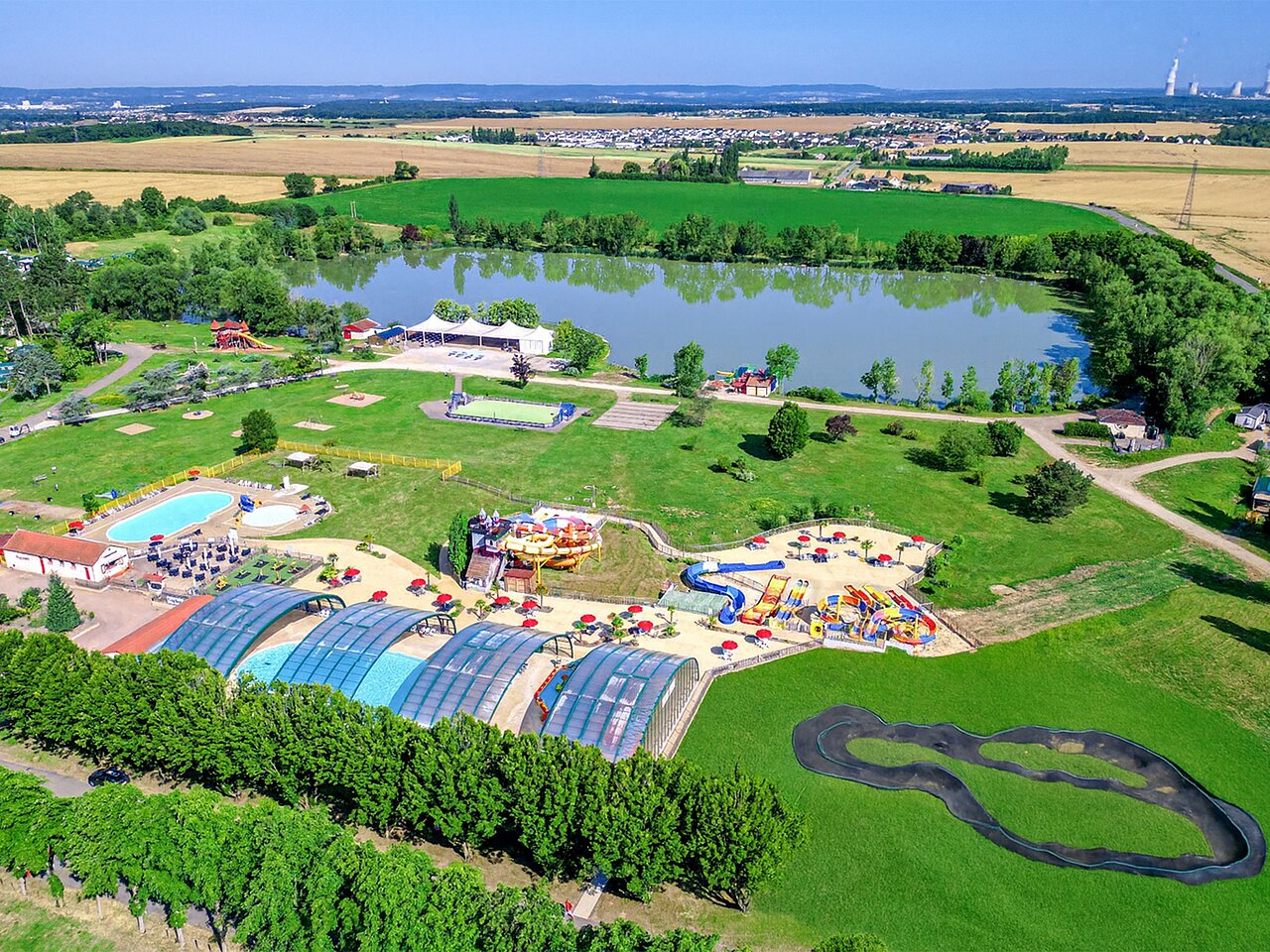 Luftaufnahme Wasserpark, Schwimmb�der auf Camping CAPFUN Mirabelle in VOLSTROFF.