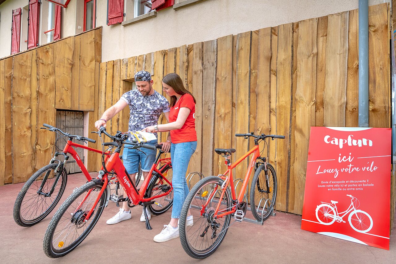 Paar mietet rote Fahrr�der auf dem Campingplatz CAPFUN Mirabelle in VOLSTROFF (57).