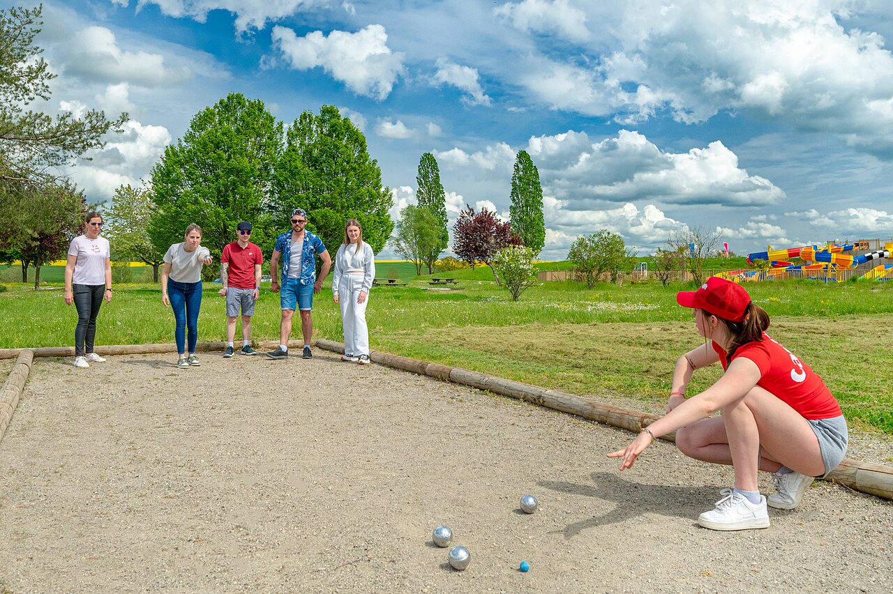 Freunde spielen Boule auf dem Campingplatz CAPFUN Mirabelle in VOLSTROFF (57).