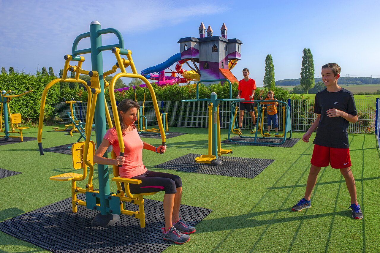 Outdoor-Fitnessger�te, Personen trainieren, Wasserschloss auf Camping CAPFUN Mirabelle VOLSTROFF (57).