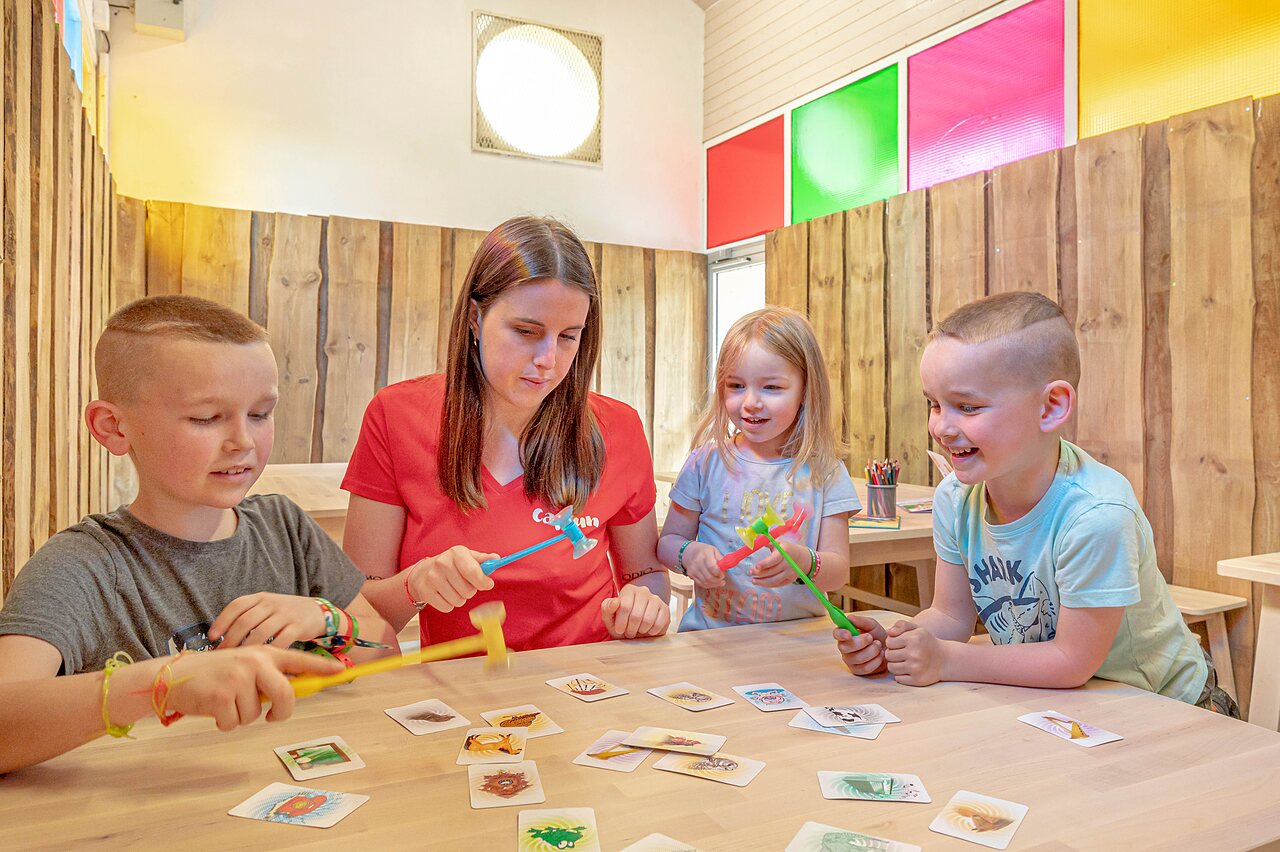 Brettspiel, Kinder und Animateur auf dem Campingplatz CAPFUN Mirabelle in VOLSTROFF.