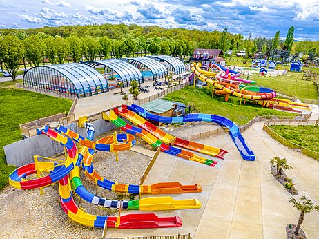 Riesen-Wasserrutschen und überdachte Schwimmbäder auf dem Campingplatz CAPFUN Mirabelle in VOLSTROFF (57).
