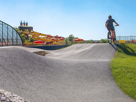 Piste de pumptrack pour cyclistes au camping CAPFUN Mirabelle à VOLSTROFF (57).