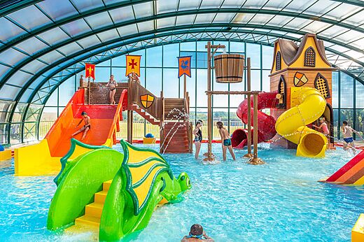 Wasserspielplatz mit Rutschen im Camping CAPFUN Mirabelle in VOLSTROFF (57).