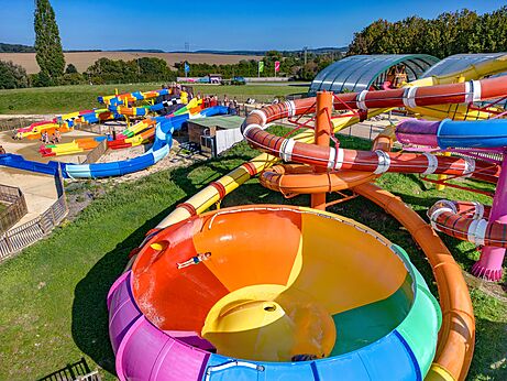 Toboggans aquatiques color�s et piscine vue a�rienne au camping CAPFUN Mirabelle � VOLSTROFF (57).