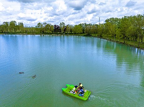 Tretbootaktivität auf dem See des Campingplatzes CAPFUN Mirabelle in VOLSTROFF (57).