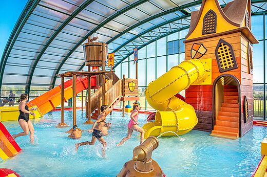 Überdachtes Schwimmbad, Wasserspiele und Rutschen CAPFUN Mirabelle in VOLSTROFF (57).