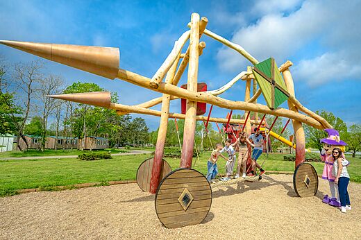 Aire de jeux en bois avec enfants au camping CAPFUN Mirabelle à VOLSTROFF (57).