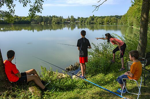 Familie angelt am See des Campingplatzes CAPFUN Mirabelle in VOLSTROFF (57).