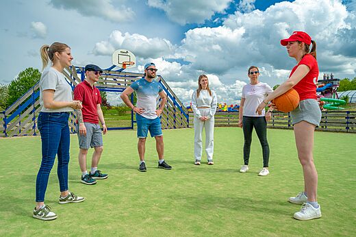 Terrain multisport avec groupe d'adultes et animateur au camping CAPFUN Mirabelle � VOLSTROFF (57).