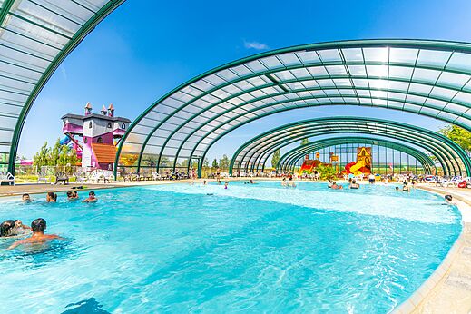 Piscine couverte et toboggans aquatiques avec jeux au camping CAPFUN Mirabelle à VOLSTROFF (57).