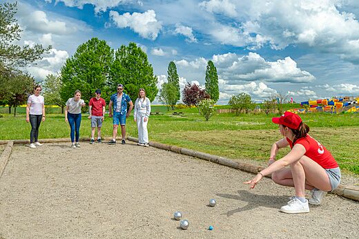 Activité pétanque sur terrain dédié au camping CAPFUN Mirabelle à VOLSTROFF (57).