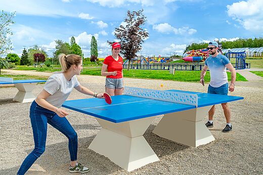 Partie de tennis de table en extérieur au camping CAPFUN Mirabelle à VOLSTROFF (57).