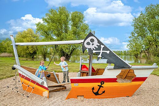 Piratenschiff-Spielplatz mit Kindern auf Campingplatz CAPFUN Mirabelle VOLSTROFF (57).