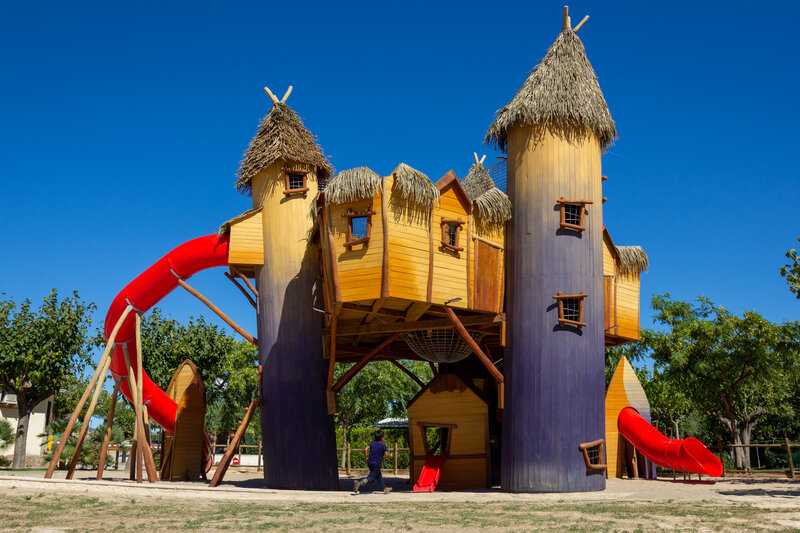 Juego Carabouille - Gran estructura de juegos de madera con toboganes rojos en el camping CAPFUN Mirmanda en Cambrils - Vinyols i els Arcs (43).