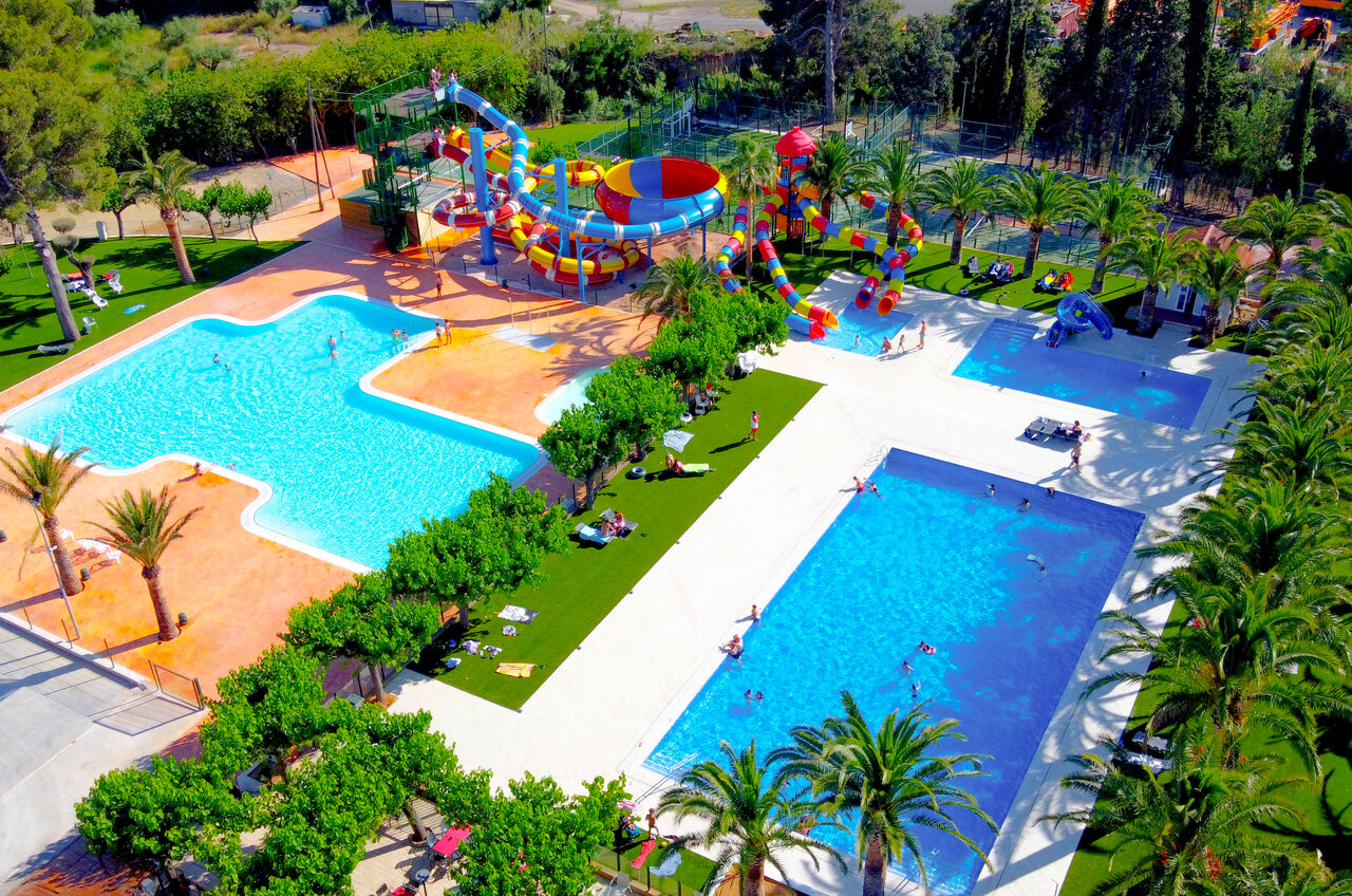 Piscinas exteriores con toboganes acu�ticos coloridos en el camping CAPFUN Mirmanda en Cambrils - Vinyols i els Arcs (43).