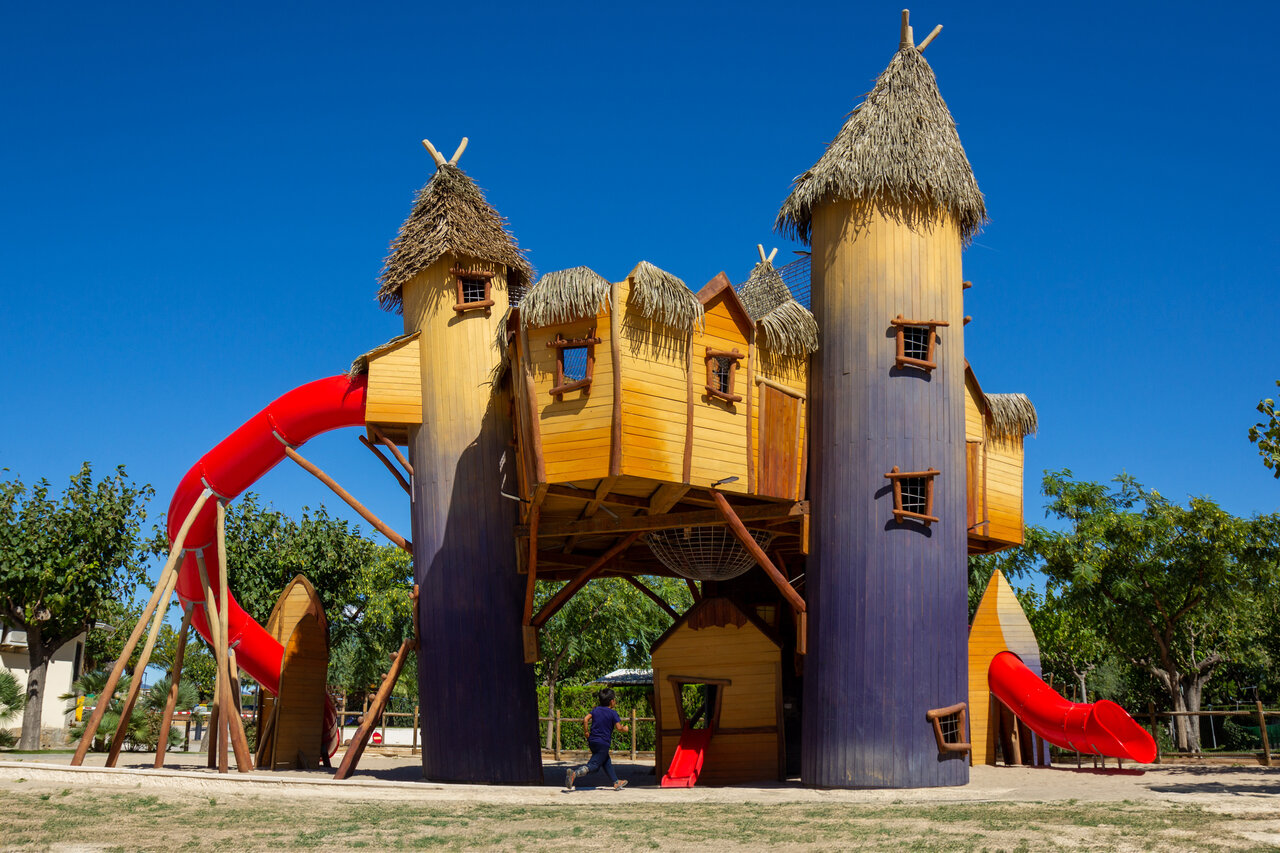 Gran estructura de juegos de madera con toboganes rojos en el camping CAPFUN Mirmanda en Cambrils - Vinyols i els Arcs (43).