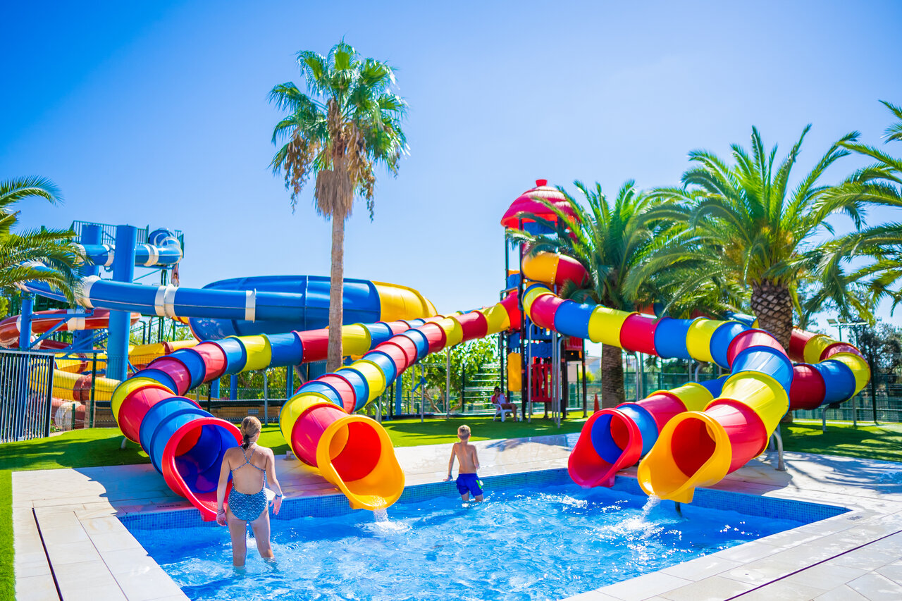 Toboganes acu�ticos coloridos y piscina en el camping CAPFUN Mirmanda en Cambrils - Vinyols i els Arcs (43).