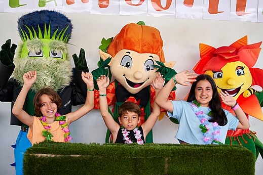 Lachende Kinder mit Maskottchen bei einer Animation auf dem Campingplatz CAPFUN Mirmanda in Cambrils - Vinyols i els Arcs.