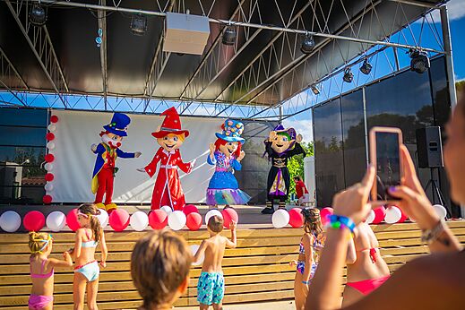 Animationsshow mit Maskottchen und Kindern auf dem Campingplatz CAPFUN Mirmanda in Cambrils - Vinyols i els Arcs (43)