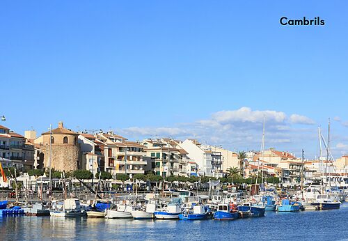 Hafen von Cambrils mit Booten und bunten Geb�uden, ein Ort zum Besuchen.
